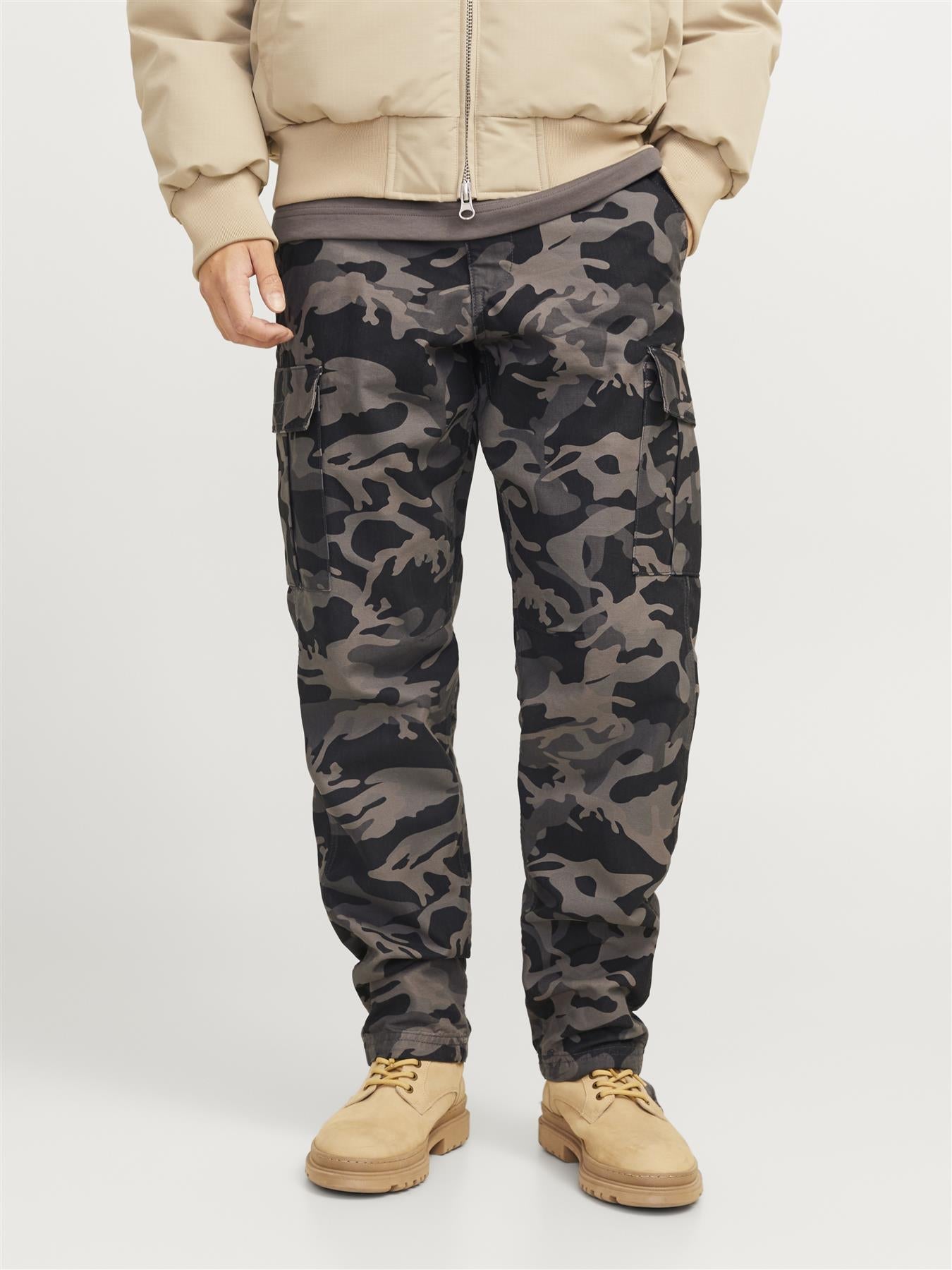 Jack & Jones Relaxed Fit Cargo Pants For Men - JPSTKANE BARKLEY CARGO PANT NOOS in Grey, 27W-36W