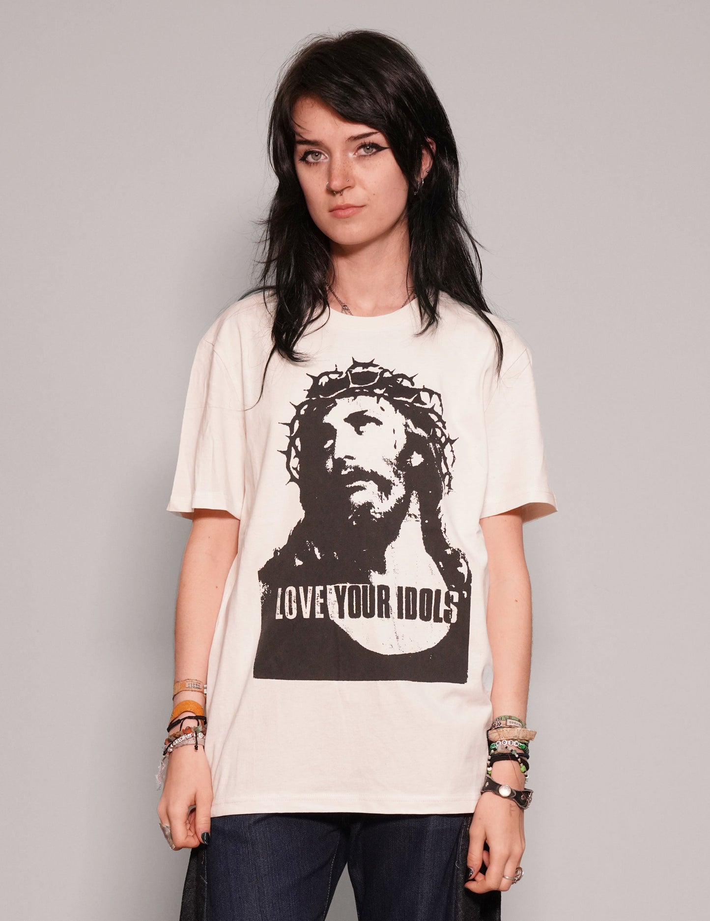 'Love Your Idols' T-Shirt in Ecru