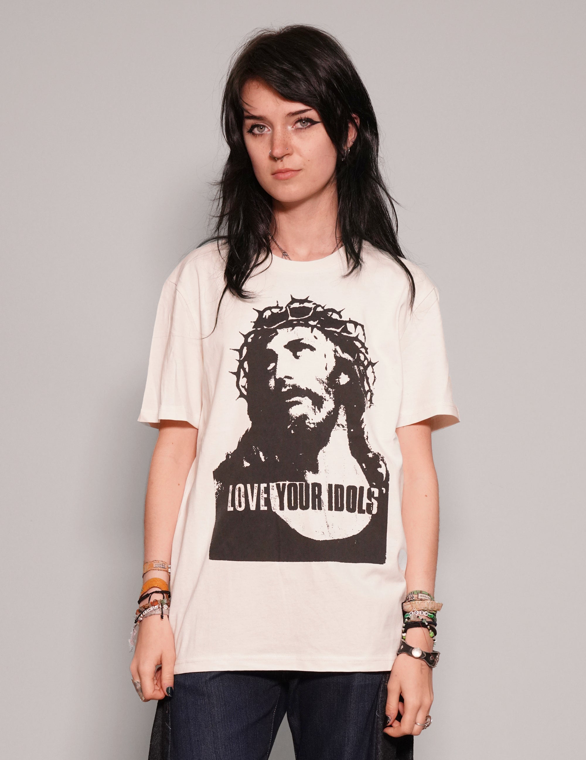 'Love Your Idols' T-Shirt in Ecru
