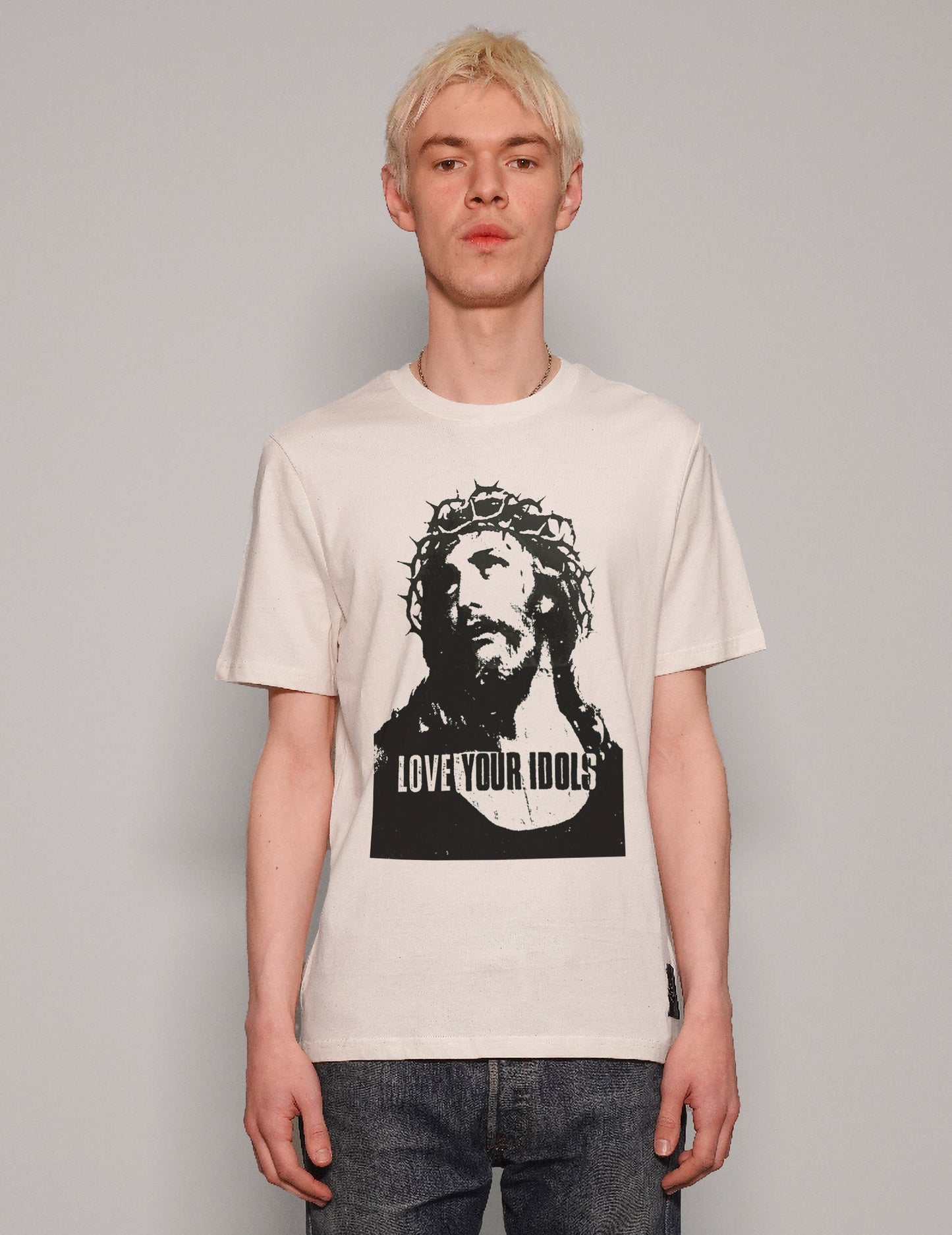 'Love Your Idols' T-Shirt in Ecru