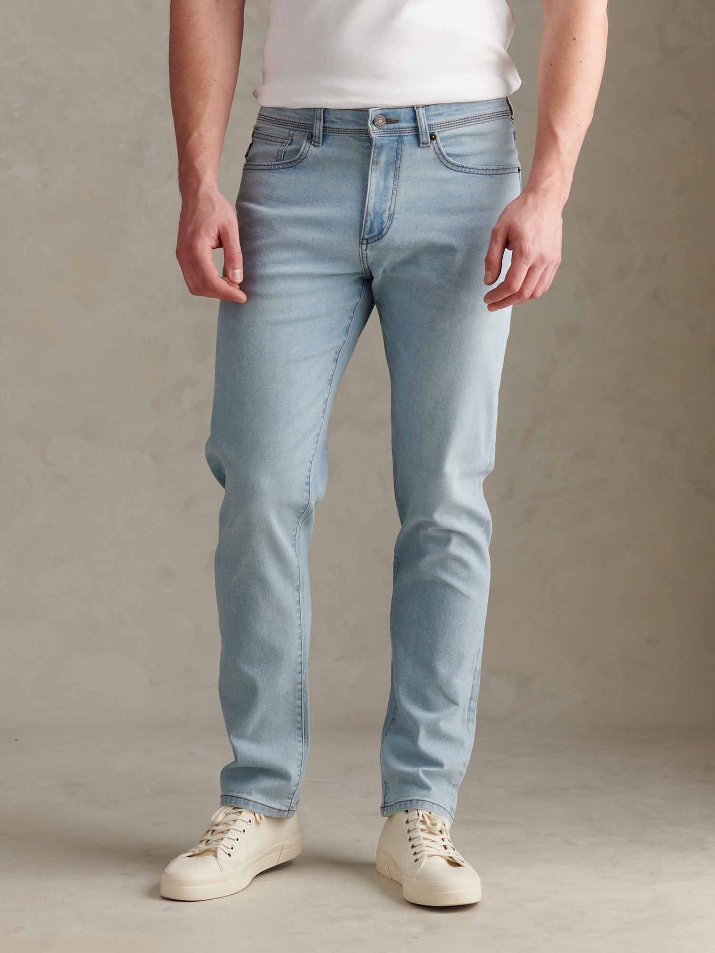 Mens Classic Fit Jean Mid Wash