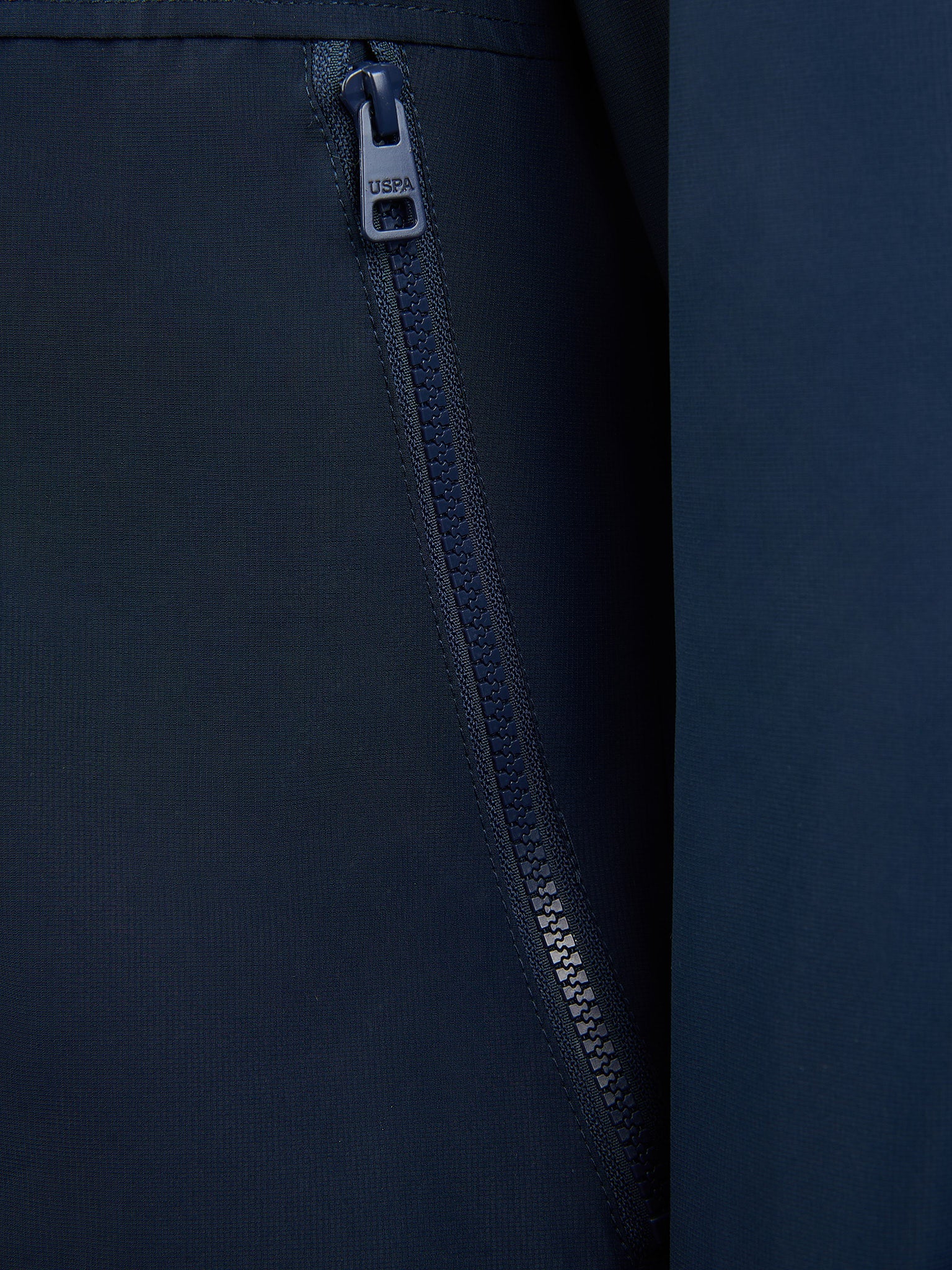 Mens Fleece Lined Windbreaker Jacket in Dark Sapphire Navy / Haute Red DHM