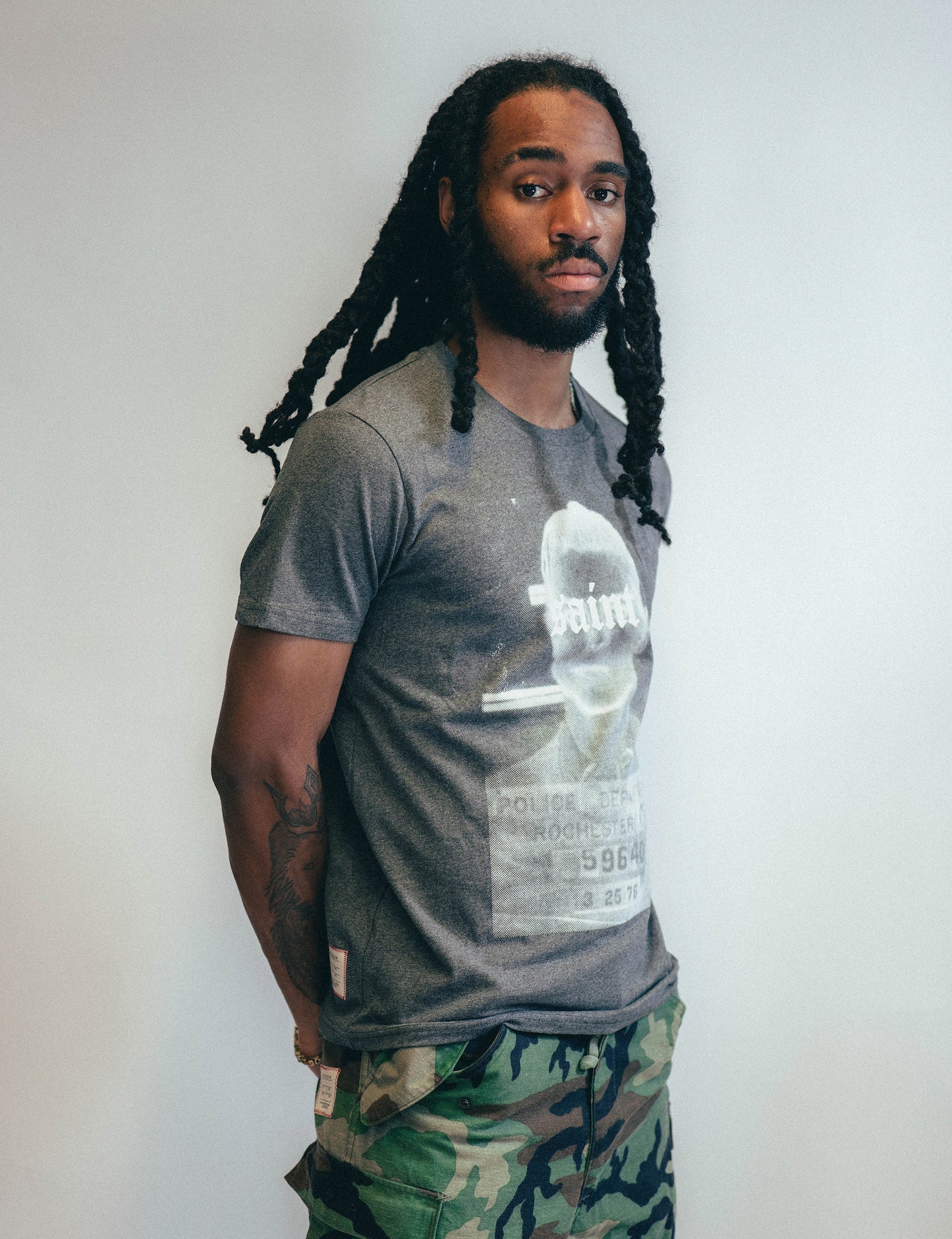 'Saint' T-Shirt in Grey
