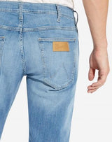 Wrangler Mens Greenboro Stretch Straight Leg An Upbeat Stonewash Blue Jeans (Sky)